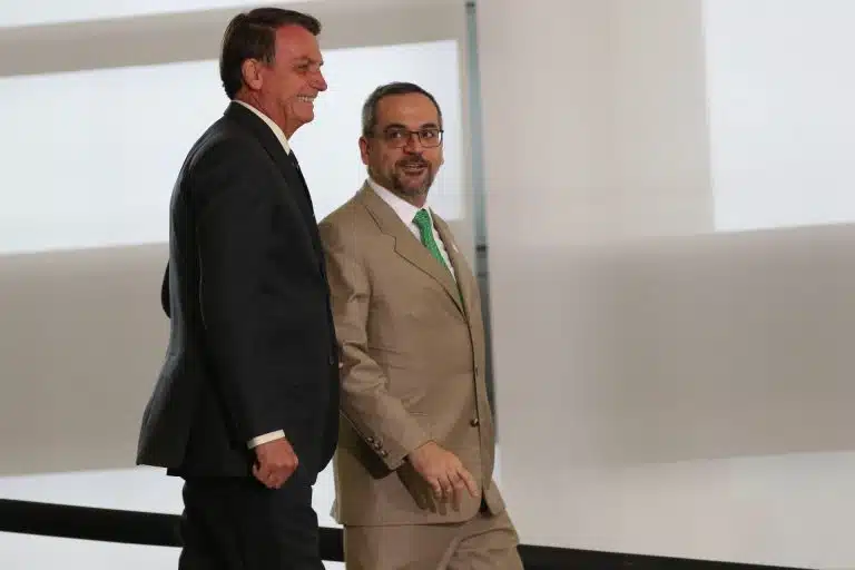 O presidente Jair Bolsonaro e o ministro da Educação, Abraham Weintraub, durante solenidade de ampliação do Programa Educação Conectada nas Escolas e ato comemorativo ao Dia da Bandeira no Palácio do Planalto.