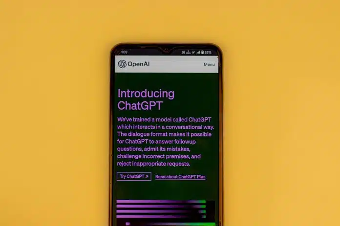 Smartphone acessando site na internet da OpenAI para conhecer mais sobre o ChatGPT criptomoedas