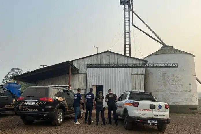 Viatura da Polícia Federal ao lado de carro da Receita Estadual do Rio Grande do Sul