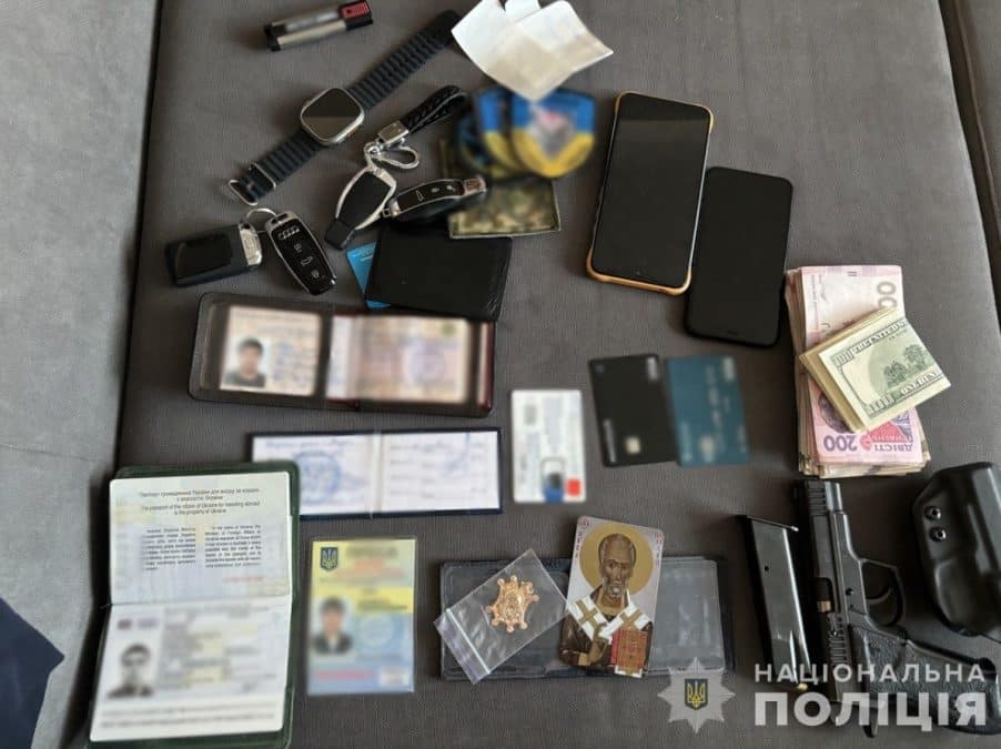 Dinheiro em espécie, celulares, cartões de crédito, documentos falsos e pistolas estão entre os itens apreendidos pela Polícia da Ucrânia em caso envolvendo extorsão de criptomoedas. Fonte: NPU/Reprodução.