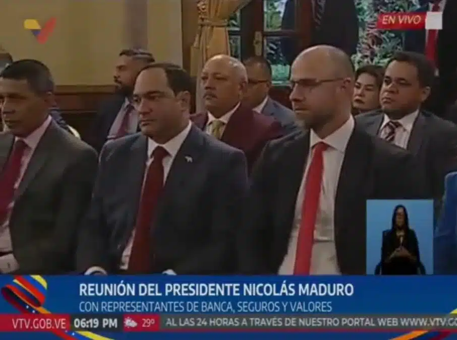 Representantes da indústria ouvindo Nicolás Maduro, presidente da Venezuela, falando sobre criptomoedas. Fonte: CriptoNoticias/Reprodução.