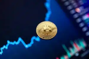Bitcoin com gráfico de alta ao fundo
