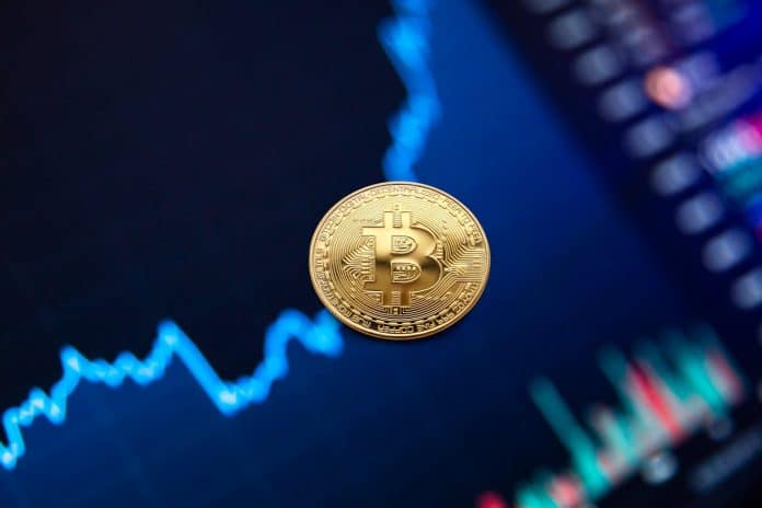 Bitcoin com gráfico de alta ao fundo