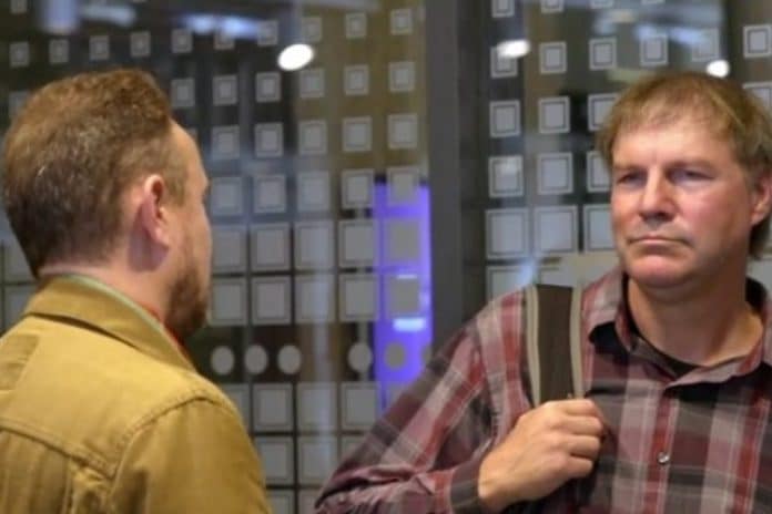 Cineasta da HBO conversando com Nick Szabo, que ele não acredita ser o verdadeiro Satoshi Nakamoto