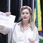 Deputada Julia Zanatta segurando papel em Plenário da Câmara dinheiro moeda
