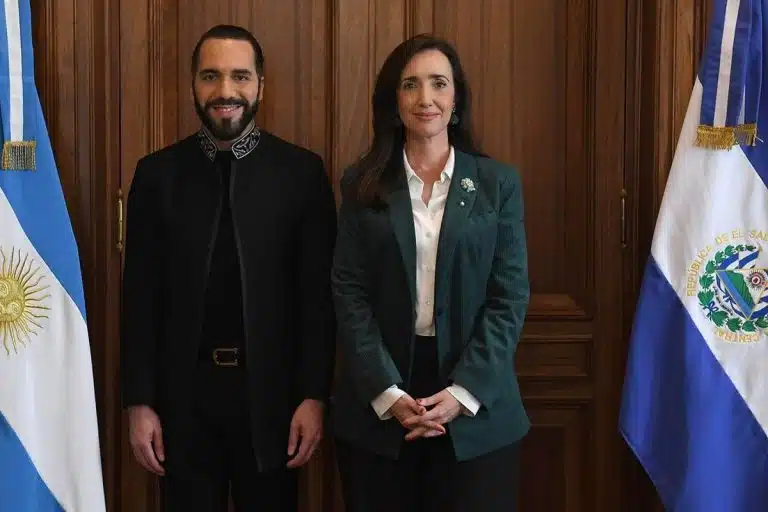 Nayib Bukele presidente de El Salvador à esquerda, e Victoria Villarruel vice-presidente da Argentina à direita bitcoin bitcoiners