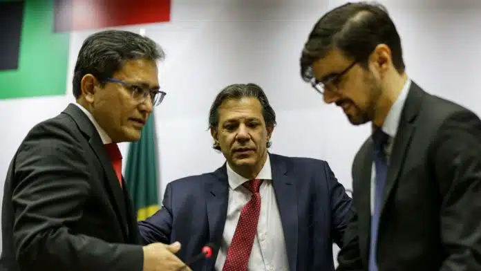 O secretário-executivo, Robinson Barreirinhas, o ministro da Fazenda, Fernando Haddad, e o secretário de política econômica, Guilherme Mello, durante entrevista coletiva à imprensa, em Brasília. Foto: Marcelo Camargo/Agência Brasil lula criptomoedas blockchain bitcoin criptoativos