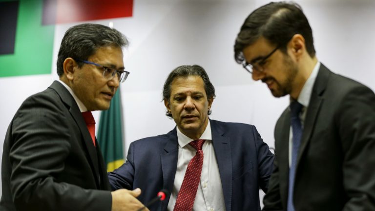 O secretário-executivo, Robinson Barreirinhas, o ministro da Fazenda, Fernando Haddad, e o secretário de política econômica, Guilherme Mello, durante entrevista coletiva à imprensa, em Brasília. Foto: Marcelo Camargo/Agência Brasil lula criptomoedas blockchain bitcoin criptoativos