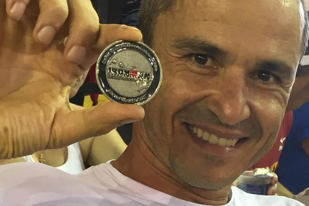 Pedro Cerize comemorando após ganhar medalha em competição