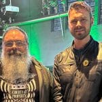 Peter Turguniev da organização ANCAP.SU à esquerda e Jesse Sangalli (PL) a direita da imagem durante evento sobre Bitcoin em Porto Alegre. Foto: Reprodução.