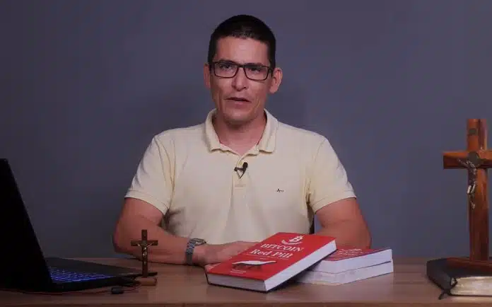 Renato Trezoitão falando com seguidores próximo de seu livro Bitcoin Red Pill