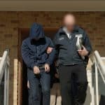 Momento em que Polícia Federal da Austrália prende suspeito. Fonte: AFP/Reprodução.