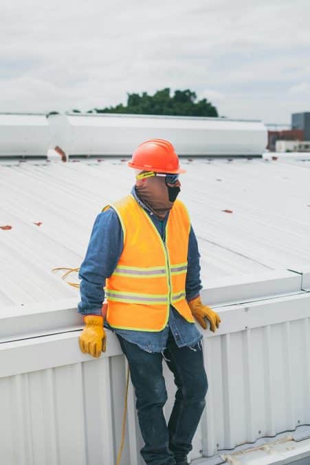 Homem usando colete refletivo em obra. Fonte: Los Muertos Crew/Pexels.