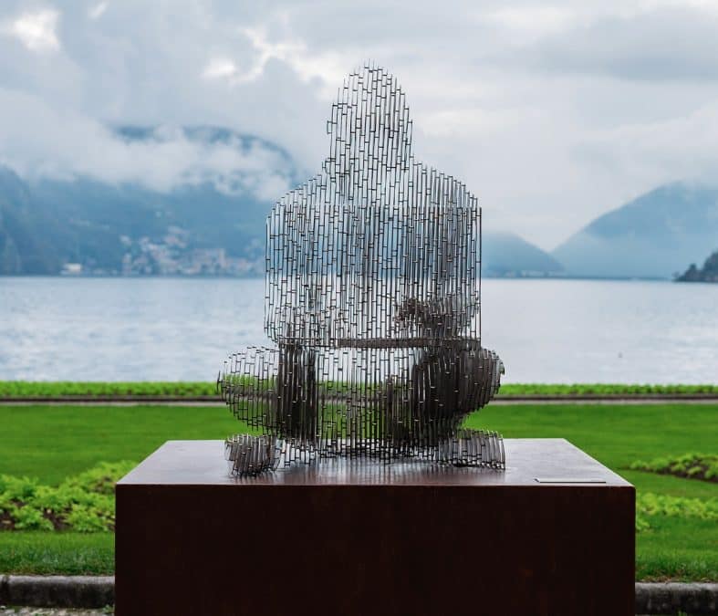 Estátua de Satoshi Nakamoto, vista de frente, em Lugano, na Suíça. Fonte: Tether/Reprodução.