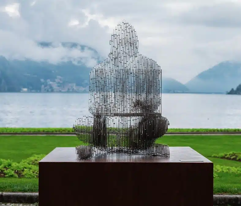 Estátua de Satoshi Nakamoto, vista de frente, em Lugano, na Suíça. Fonte: Tether/Reprodução.