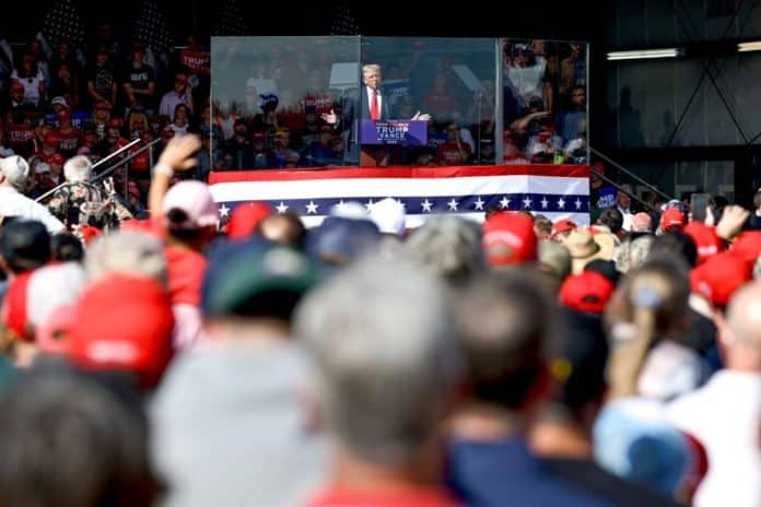 Donald Trump em comício com apoiadores