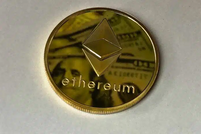 Ethereum com notas de dólar americano refletidas token tokens tokenizado