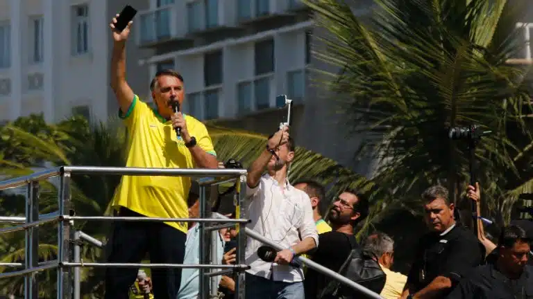 O ex-presidente Jair Bolsonaro reúne apoiadores em manifestação política na orla de Copacabana. Foto: Fernando Frazão/Agência Brasil