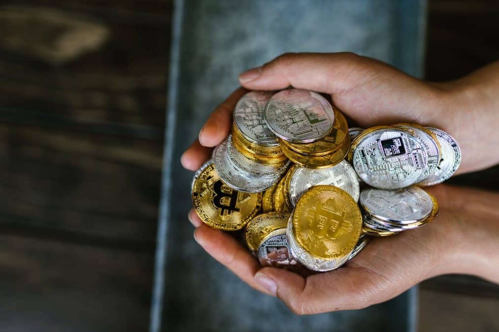 Mão cheia de bitcoins simbólicos