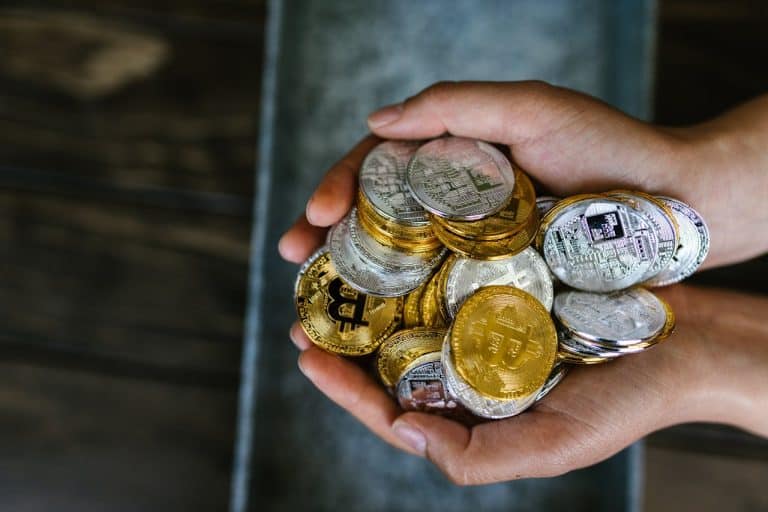 Mão cheia de bitcoins simbólicos