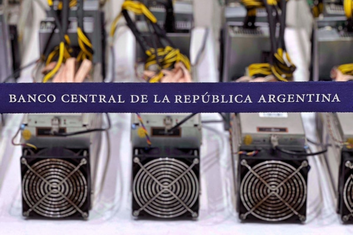 Mineradoras S9 de bitcoin em funcionamento dentro do Banco Central da Argentina