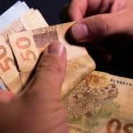 Notas em espécie de Real brasileiro, moeda em vias de acabar com a chegada do Drex e aumento no uso do Pix reais Real BRL