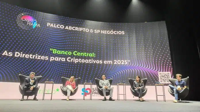 Palco do Criptorama em evento sobre regulação de criptomoedas no Brasil no dia 20 de novembro de 2024