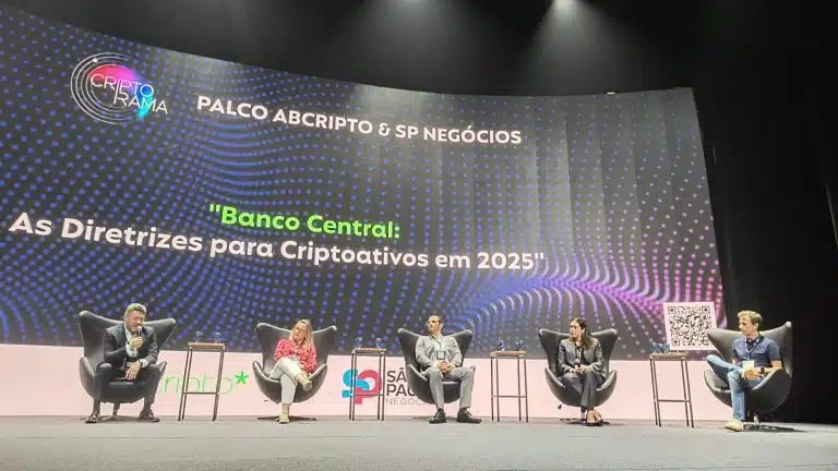 Palco do Criptorama em evento sobre regulação de criptomoedas no Brasil no dia 20 de novembro de 2024