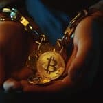 Preso com bitcoin na mão (Imagem gerada por AI, Livecoins)