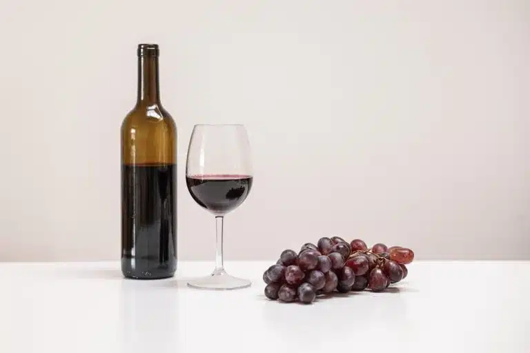 Vinho, taça e cacho de uvas criptomoedas bitcoin blockchain