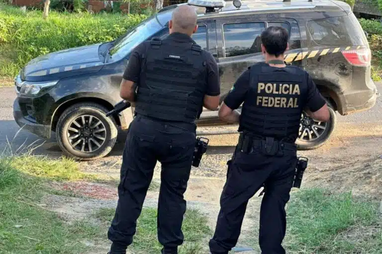 Agentes da PF em cumprimento de mandado contra crimes de tráfico de mulheres praticado do Brasil para outros países