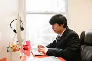 Homem bravo ao olhar para tela de computador