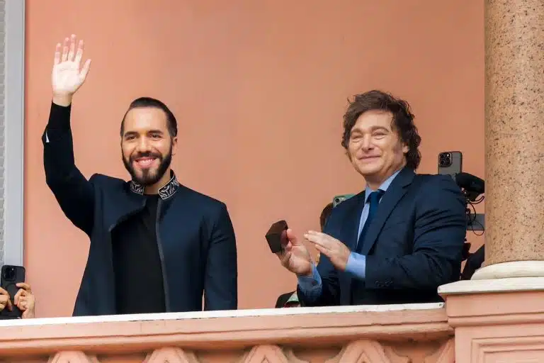 Nayib Bukele, presidente de El Salvador, e Javier Milei, presidente da Argentina em encontro na Casa Rosada em 2024