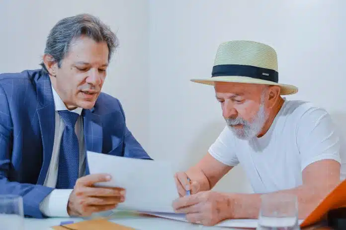 Presidente da República, Luiz Inácio Lula da Silva, durante reunião com o Ministro da Fazenda, Fernando Haddad