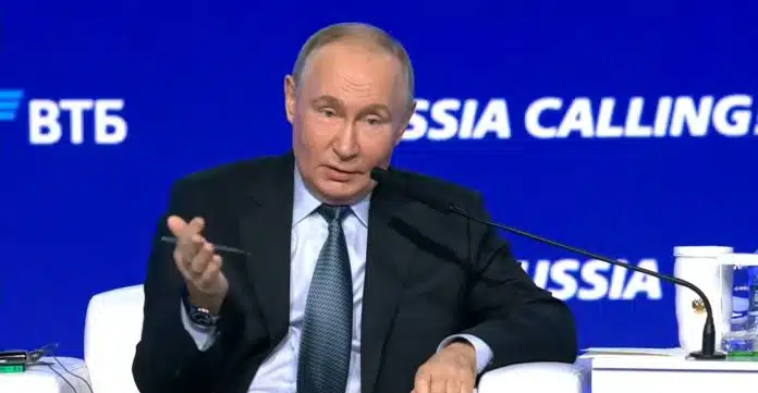 Putin durante discurso no Fórum de Investimentos da Rússia. (Foto: Youtube)