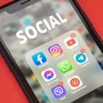 Aplicativos de redes sociais em tela de celular criptomoedas Instagram Facebook YouTube WhatsApp Telegram bitcoin blockchain