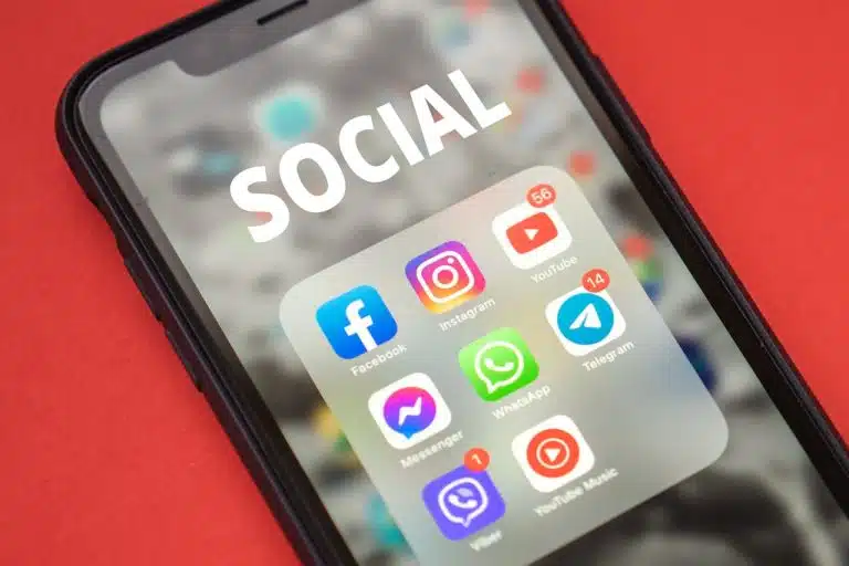 Aplicativos de redes sociais em tela de celular criptomoedas Instagram Facebook YouTube WhatsApp Telegram bitcoin blockchain