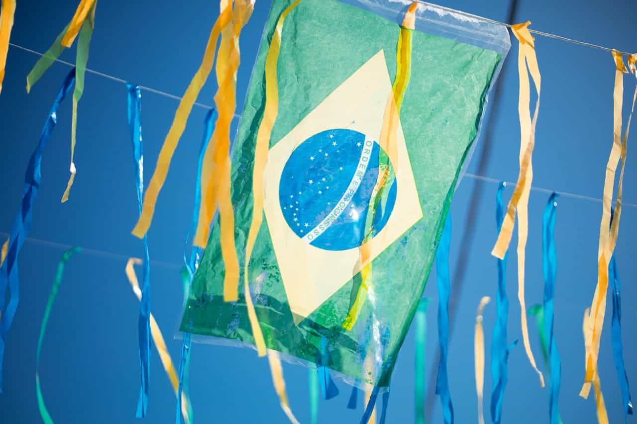 Bandeira do Brasil em varal enfeitado com cores brasileiras