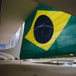 Bandeira gigante do Brasil instalada na fachada do Palácio do Planalto