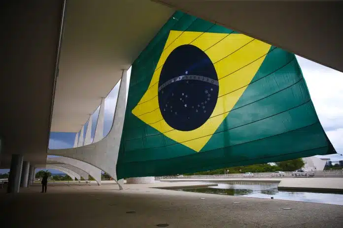 Bandeira gigante do Brasil instalada na fachada do Palácio do Planalto