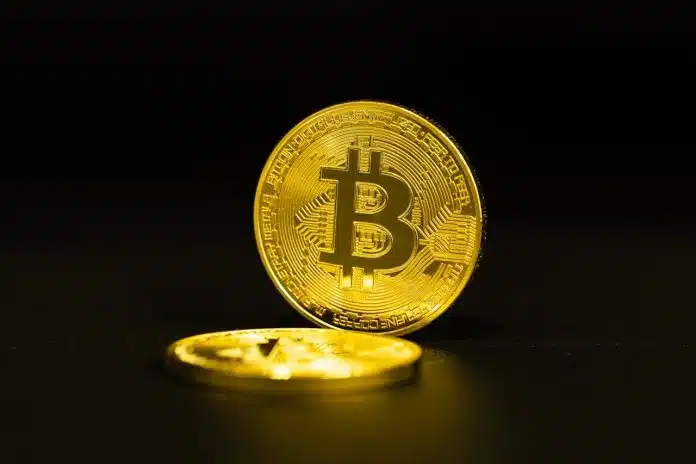 Bitcoin brilhando no dourado