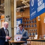 CEO da Coinbase comprando café