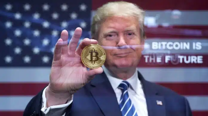 Donald Trump segurando bitcoin