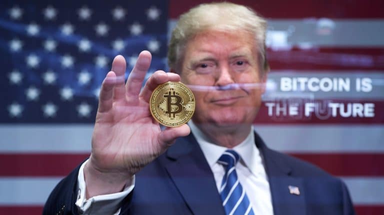 Donald Trump segurando bitcoin