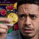 Jovem preocupado segurando moeda em sua mão, com imagem de casino ao fundo criptomoeda World e bets