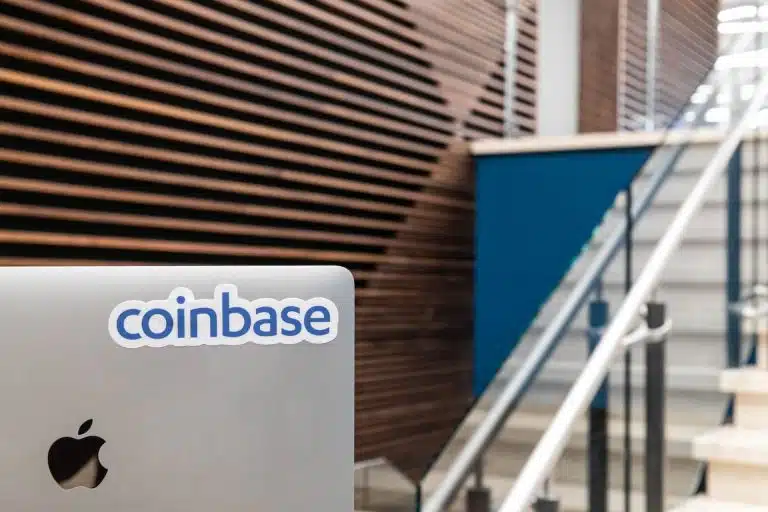 Símbolo da Coinbase colado em dispositivo eletrônico