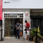 A "World" na rua Carlos Sampaio, 148, que escaneia a íris das pessoas para formar um "passaporte digital. Foto: Paulo Pinto/Agência Brasil