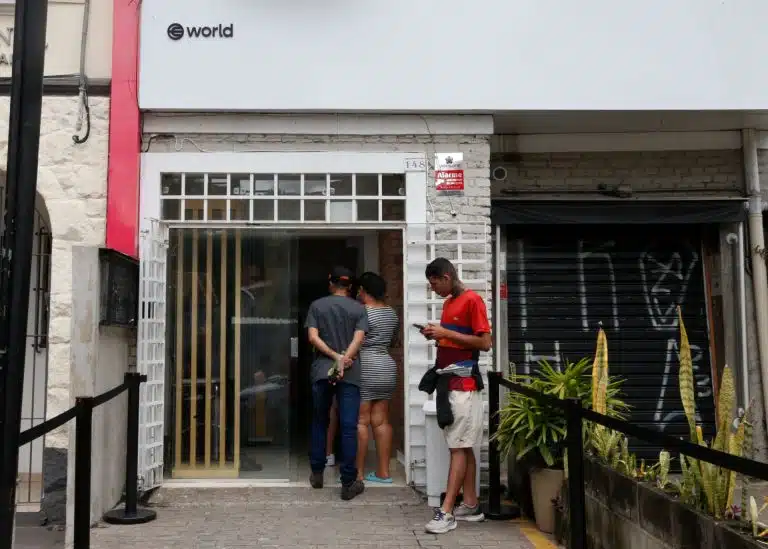 A "World" na rua Carlos Sampaio, 148, que escaneia a íris das pessoas para formar um "passaporte digital. Foto: Paulo Pinto/Agência Brasil