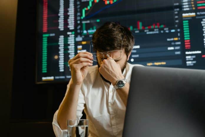 Investidor de Bitcoin chateado. Fonte: Tima Miroshnichenko/Pexels.