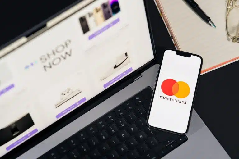 Aplicativo com símbolo da Mastercard próximo de loja online